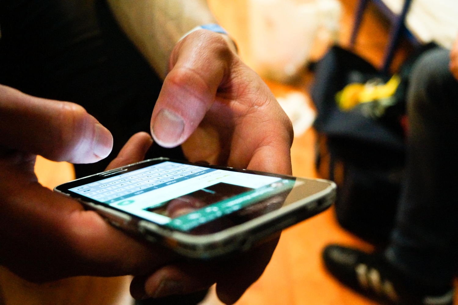 ragazzo che usa uno smartphone